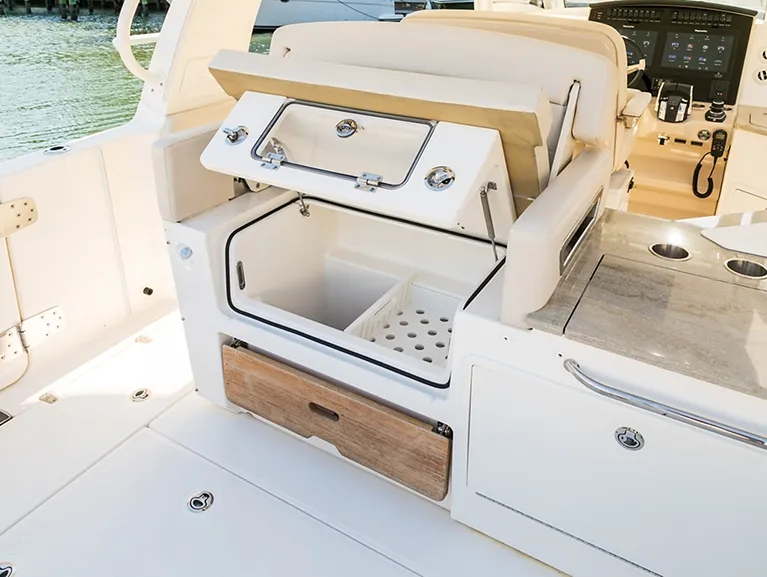 Boston Whaler 350 Realm photo 2