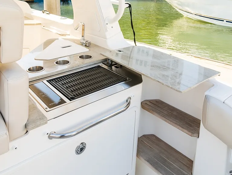 Boston Whaler 350 Realm photo 3
