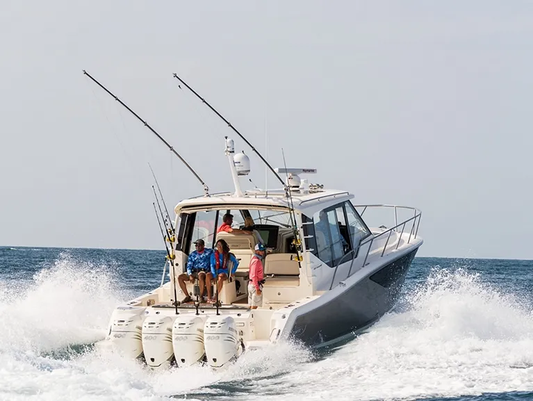 Boston Whaler 405 Conquest photo 2