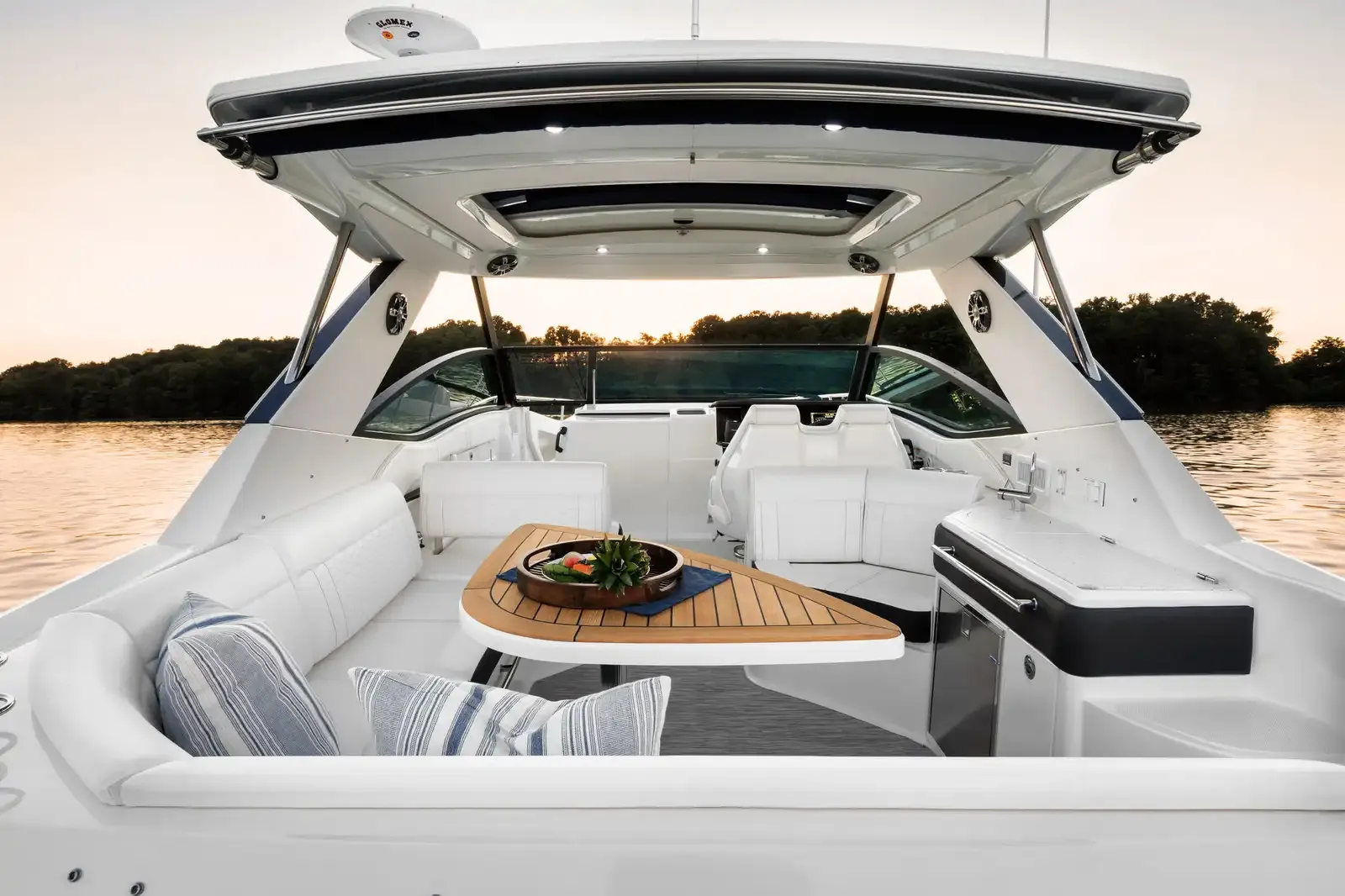 Sea Ray Sundancer 320 photo 5