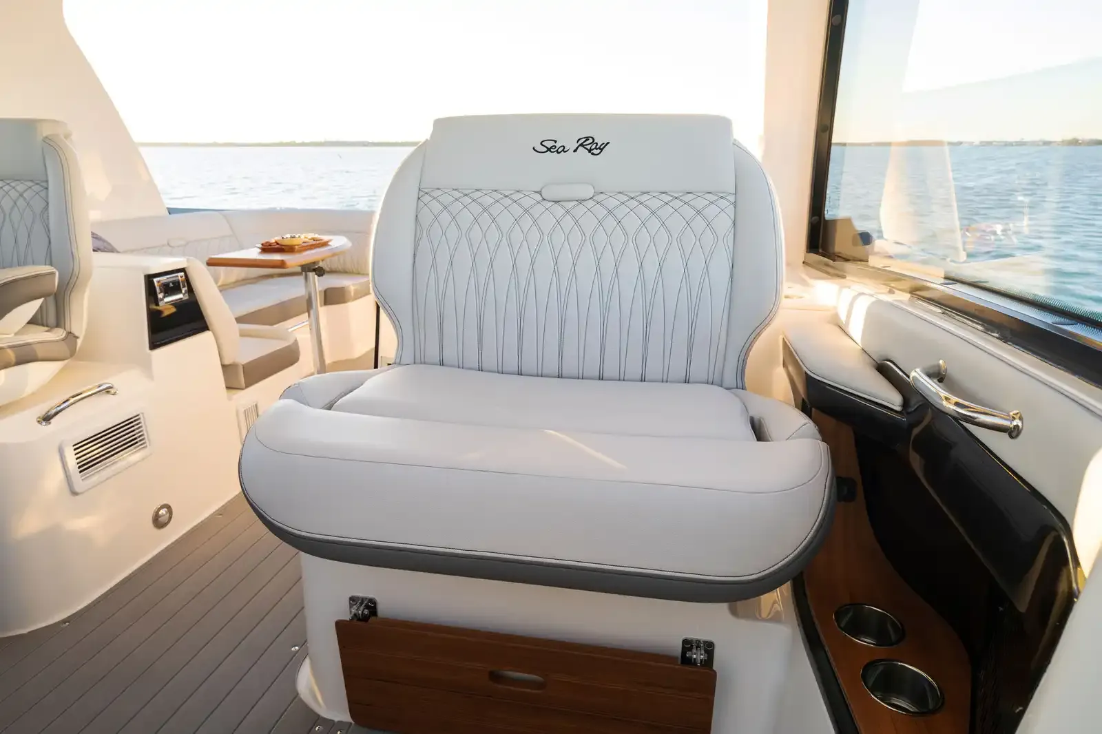 Sea Ray Sundancer 370 photo 4