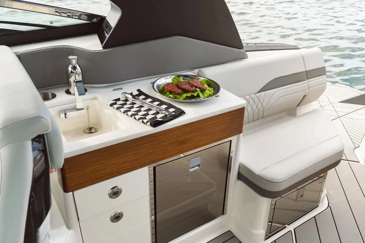 Sea Ray SLX 360 Outboard photo 2