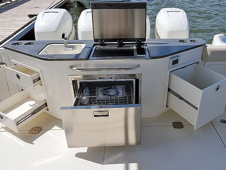 Boston Whaler 405 Conquest photo 4
