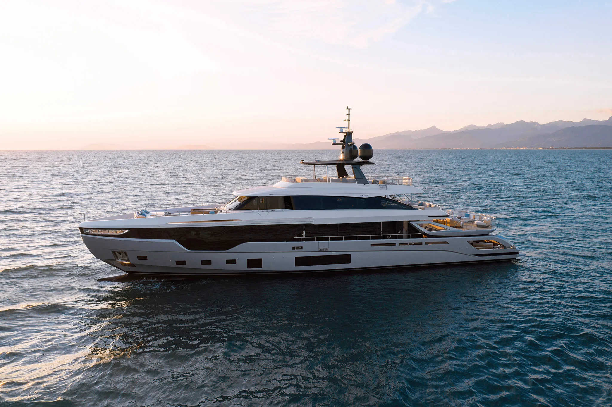 Azimut Grande TriDeck