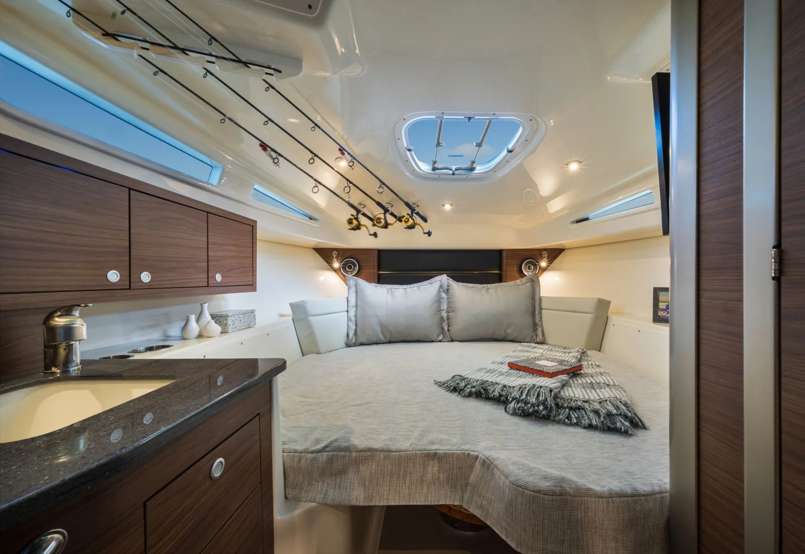 Boston Whaler 325 Conquest photo 3