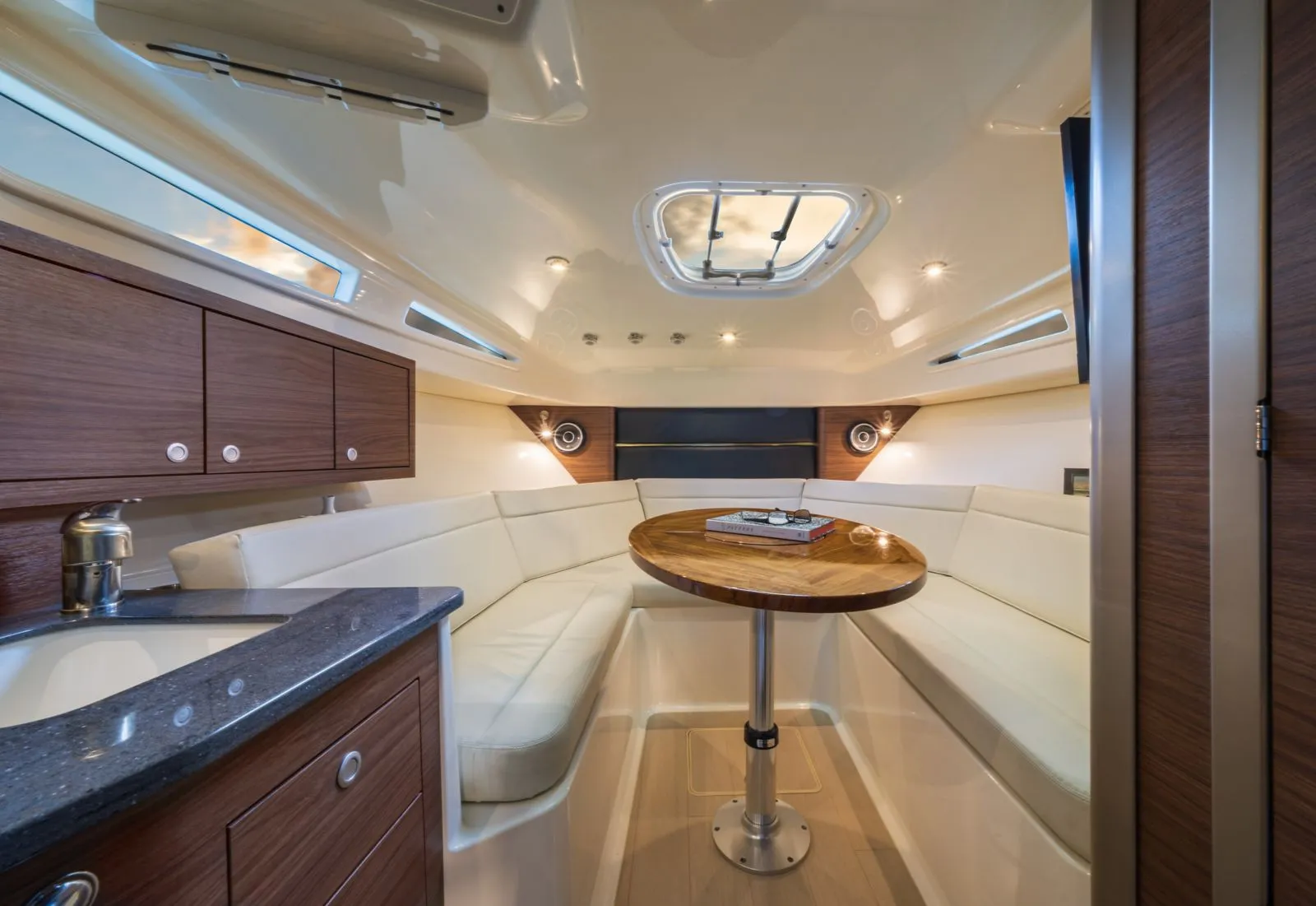 Boston Whaler 325 Conquest photo 4