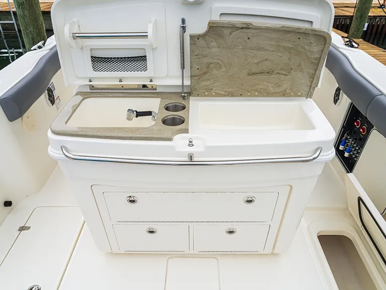 Boston Whaler 330 Outrage photo 3