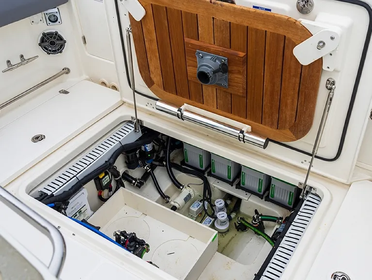 Boston Whaler 330 Outrage photo 4