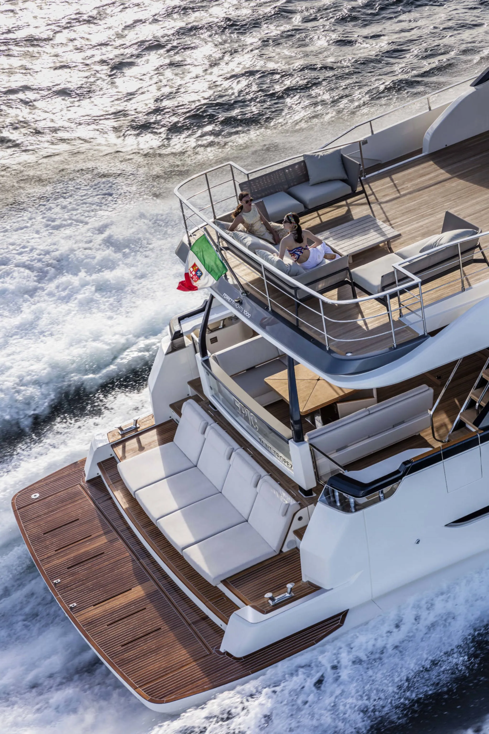 Ferretti 1000 photo 2
