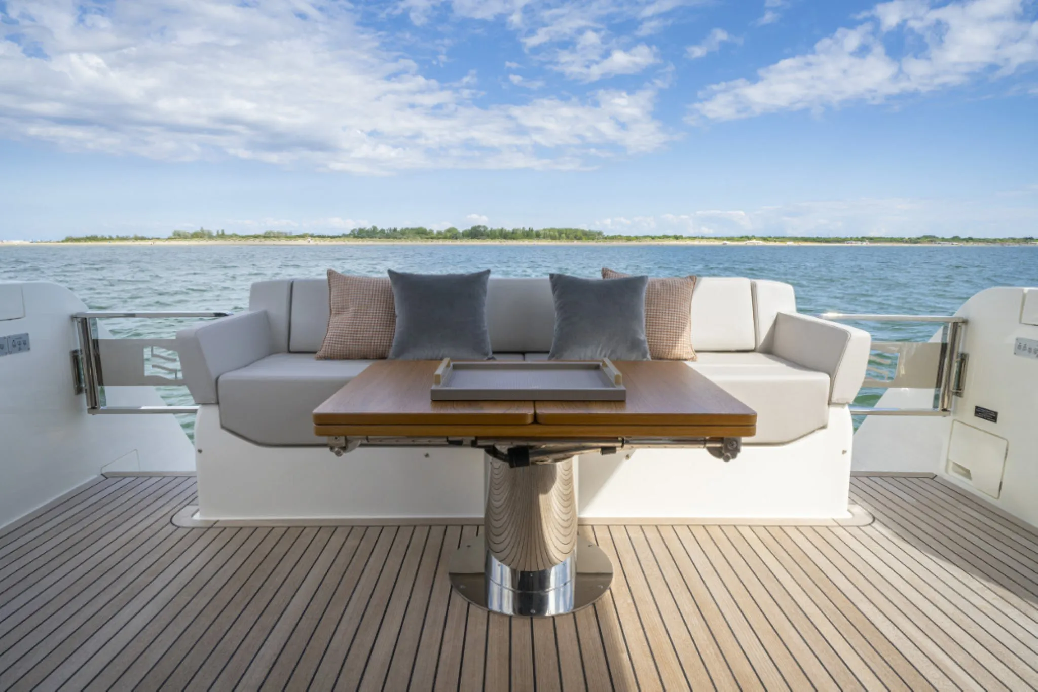 Ferretti Yachts Flybridge yacht