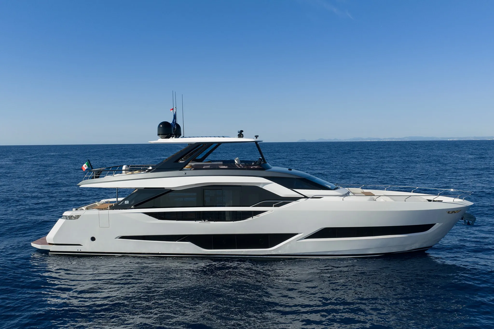 Ferretti 800
