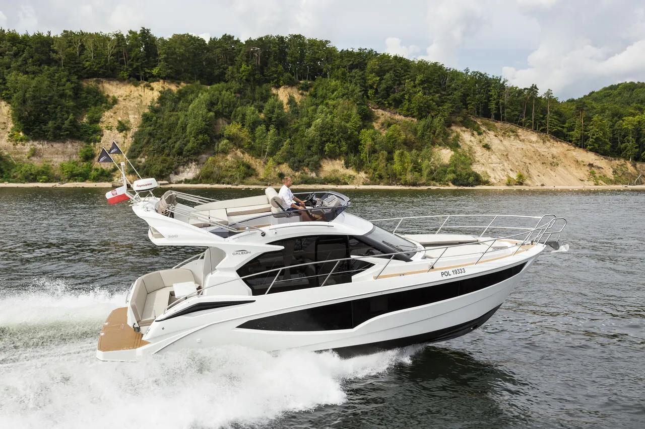 Galeon 360 FLY photo 2