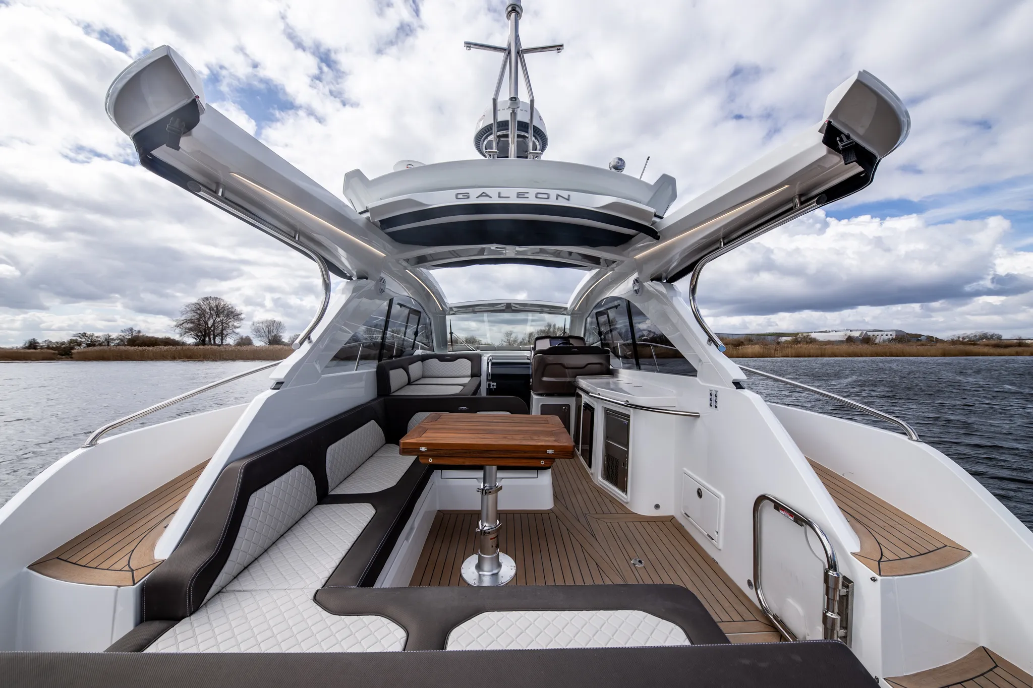 Galeon 405 HTS photo 2