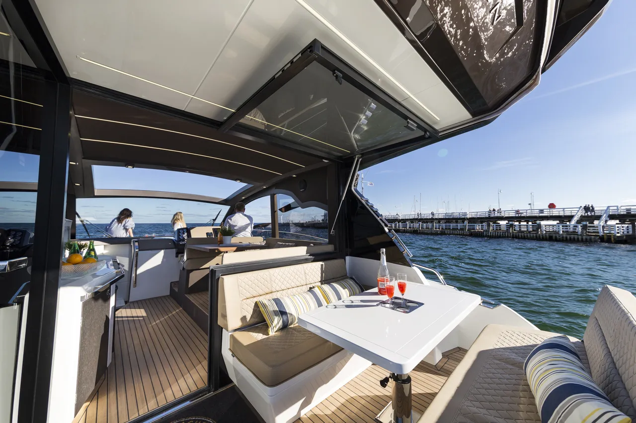 Galeon 425 HTS photo 2