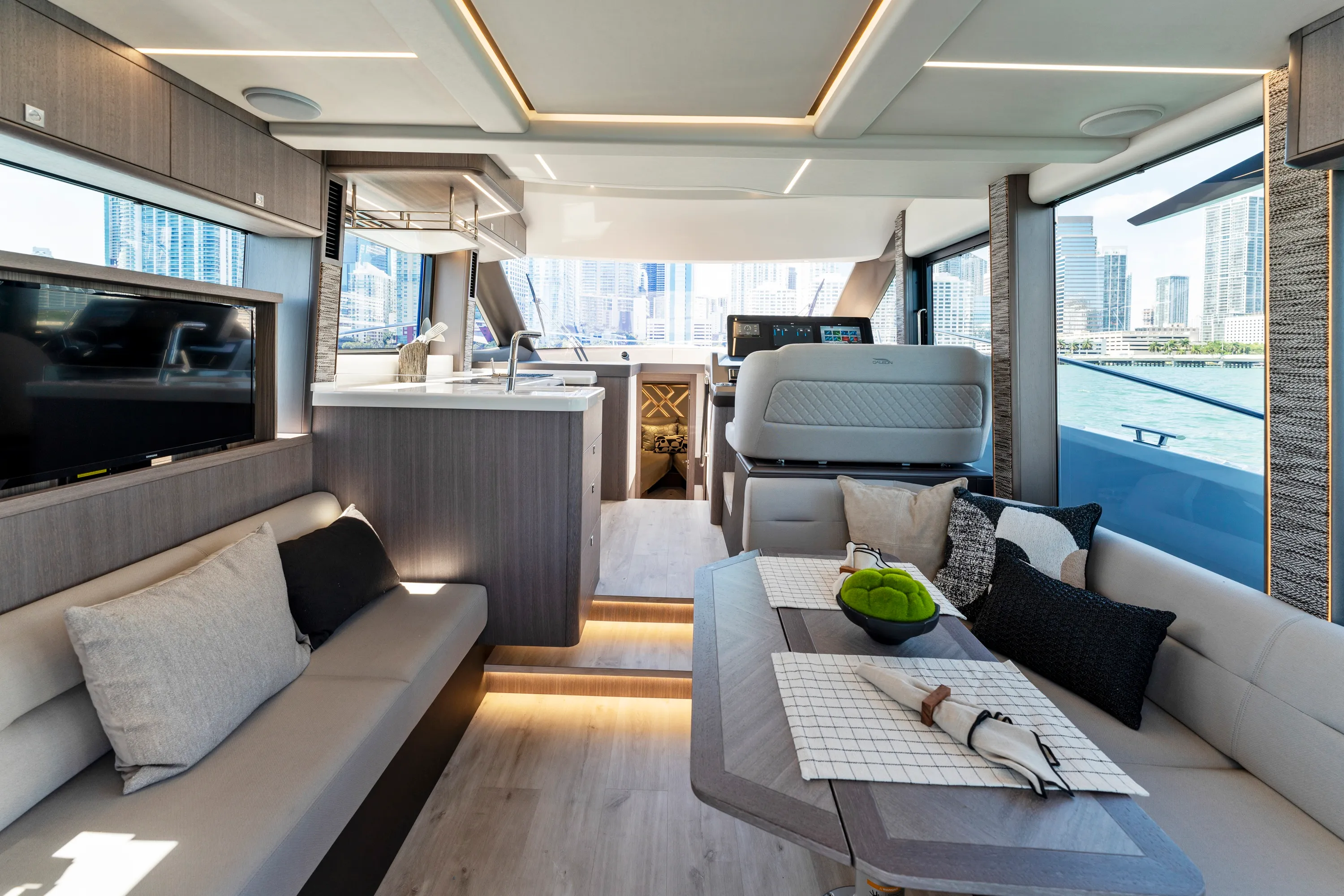 Galeon 440 FLY photo 3