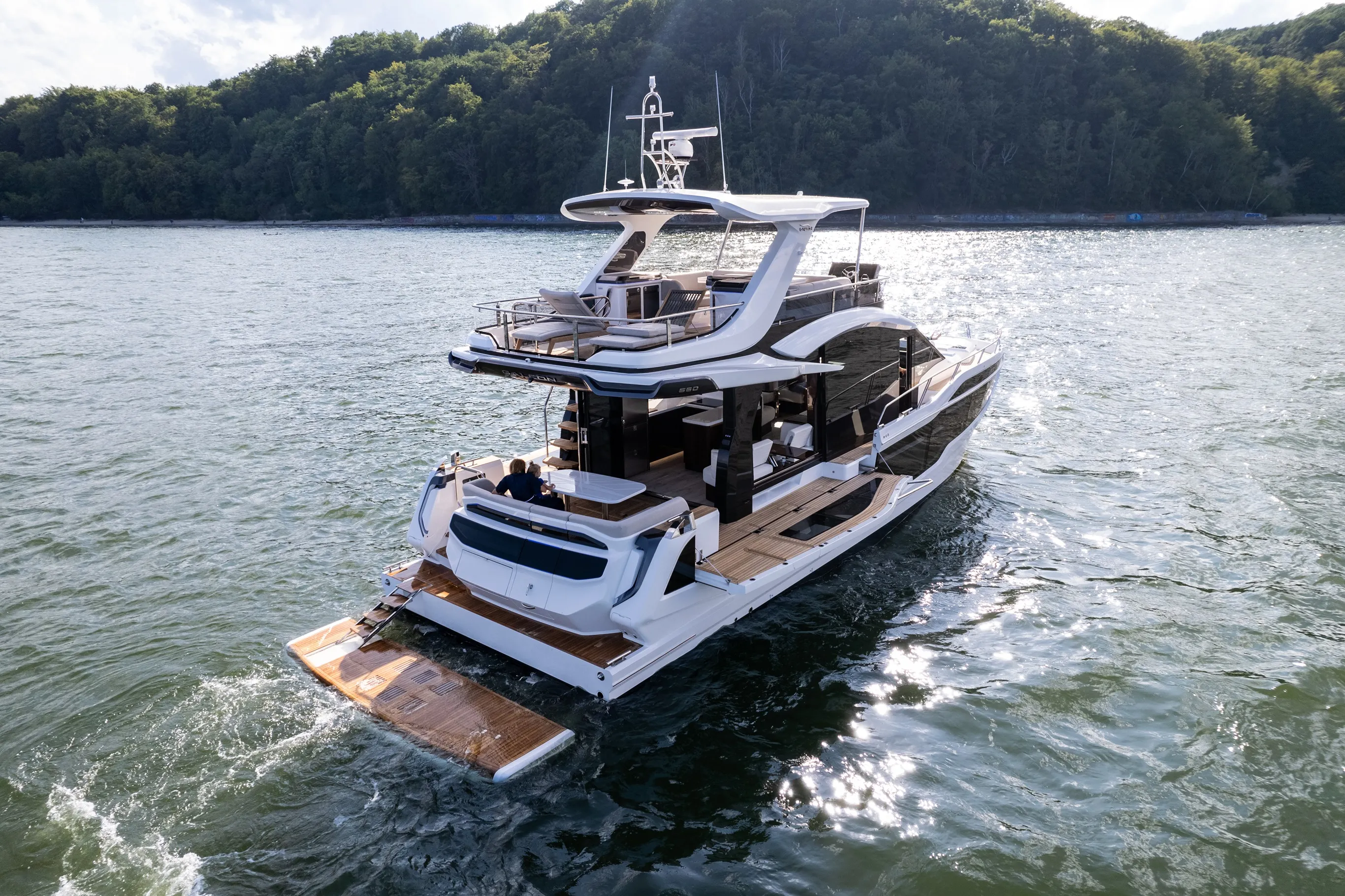 Galeon 560 FLY photo 2