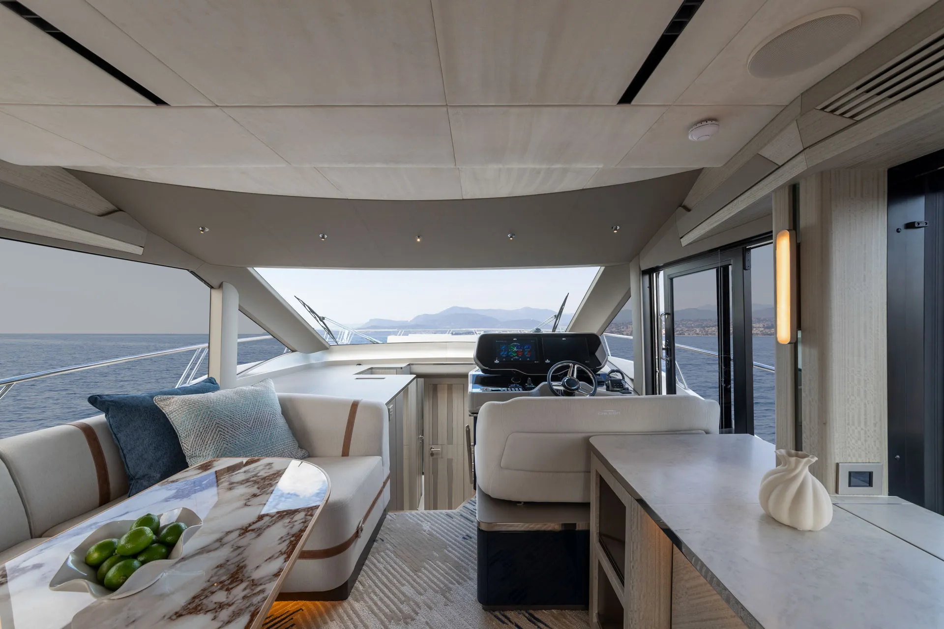 Galeon 560 FLY photo 3