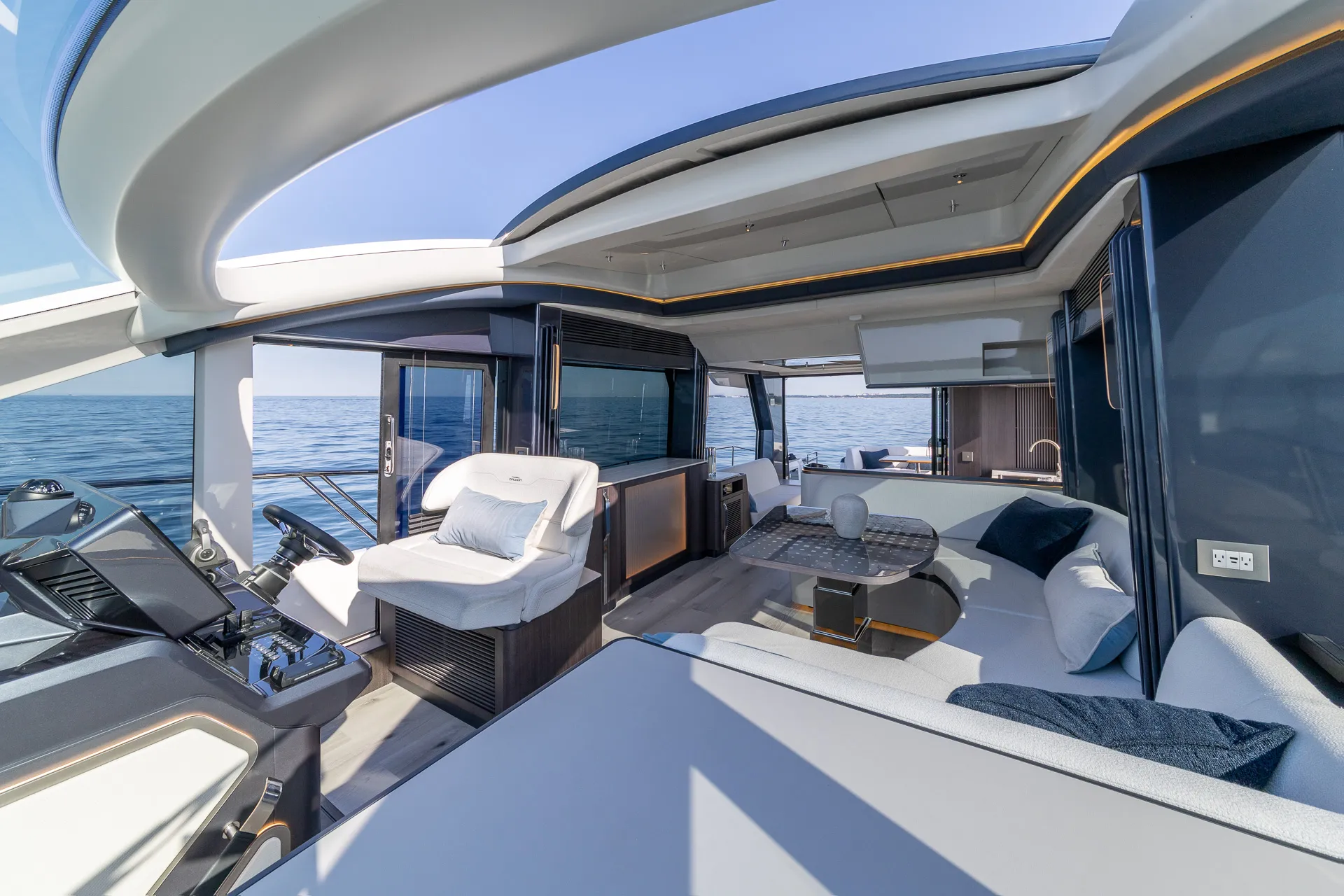 Galeon 570 SKY photo 4
