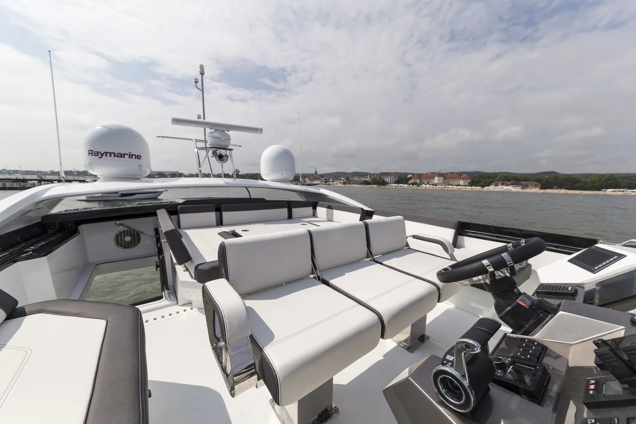 Galeon 650 SKY photo 3