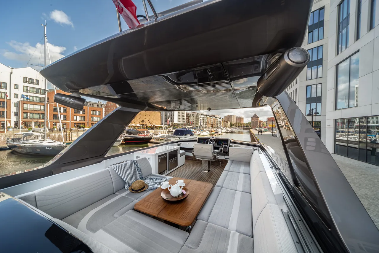 Galeon 700 SKY photo 2