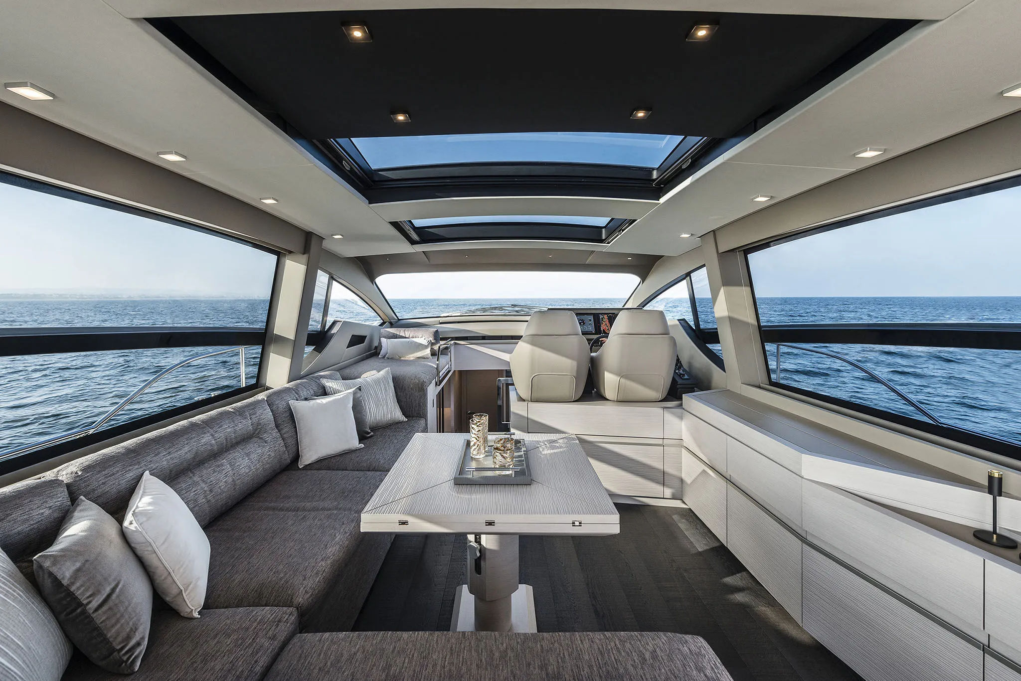 Pershing Yachts 7X photo 4