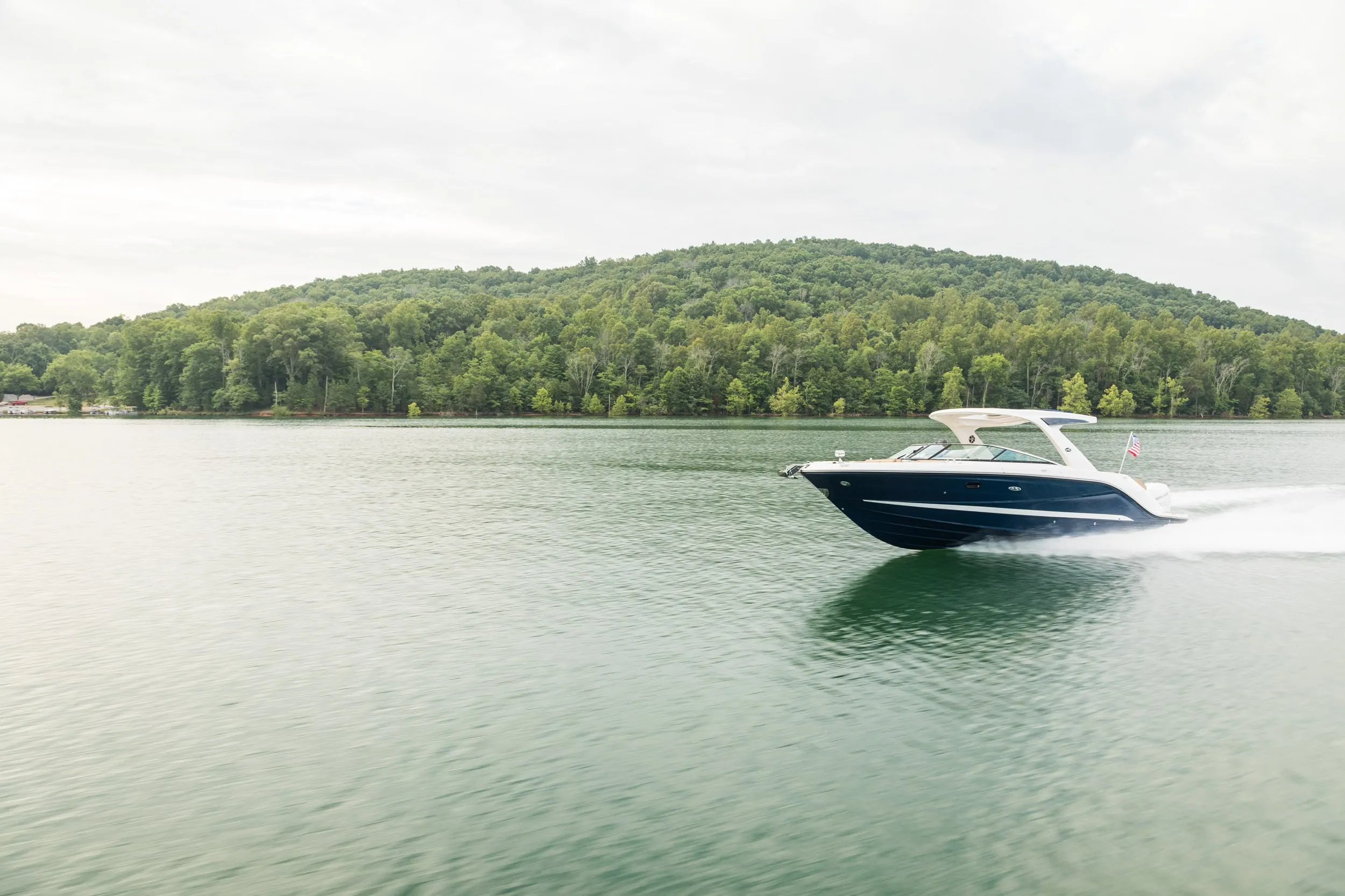 Sea Ray SLX 310 Outboard photo 2