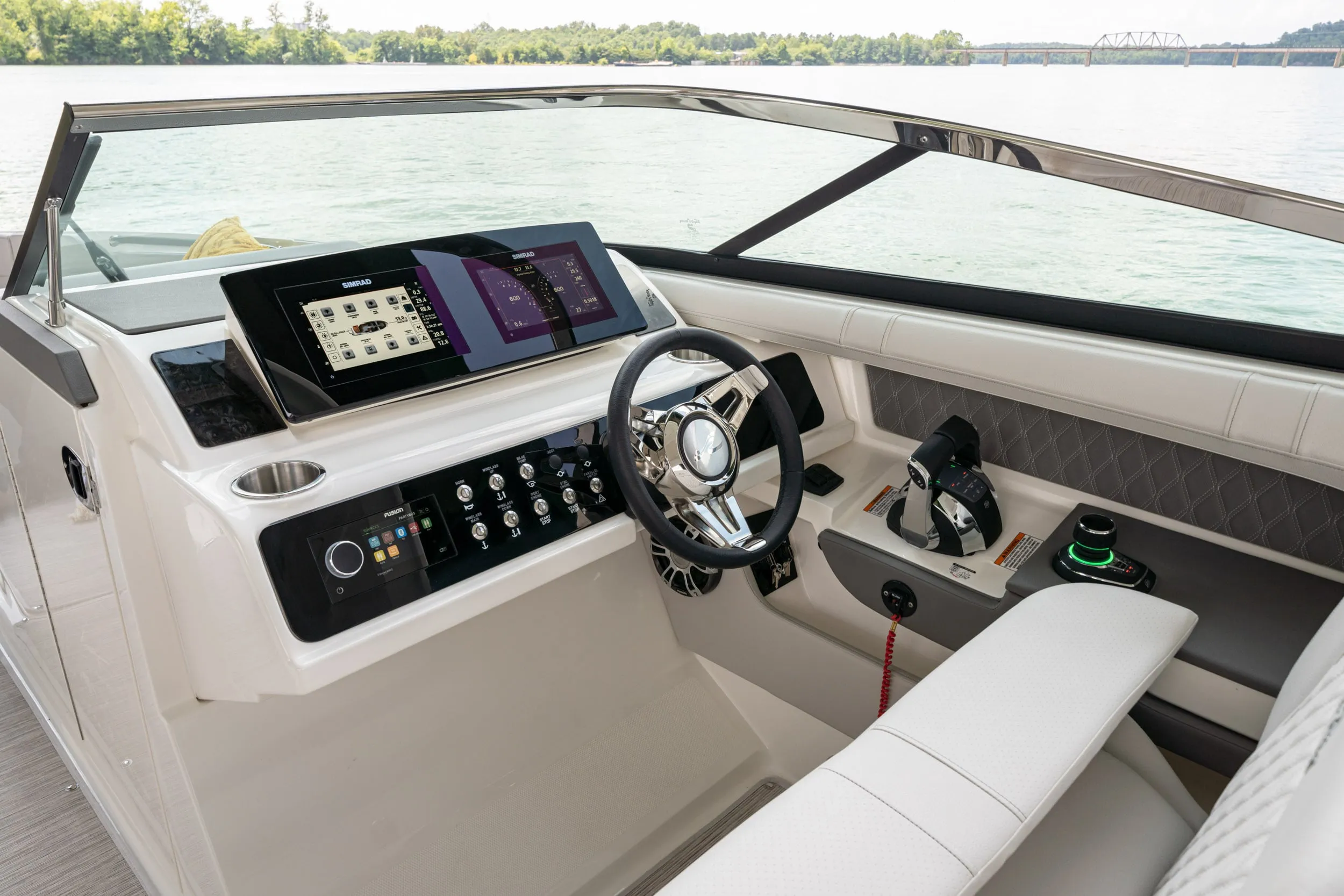 Sea Ray SLX 310 Outboard photo 4