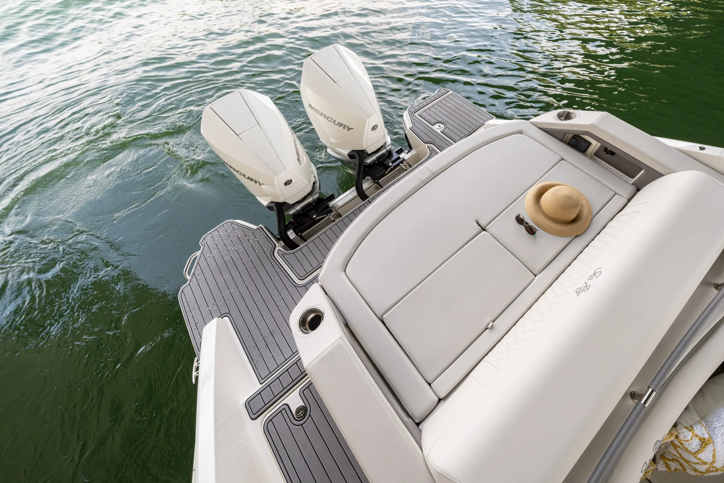 Sea Ray SLX 310 Outboard photo 5