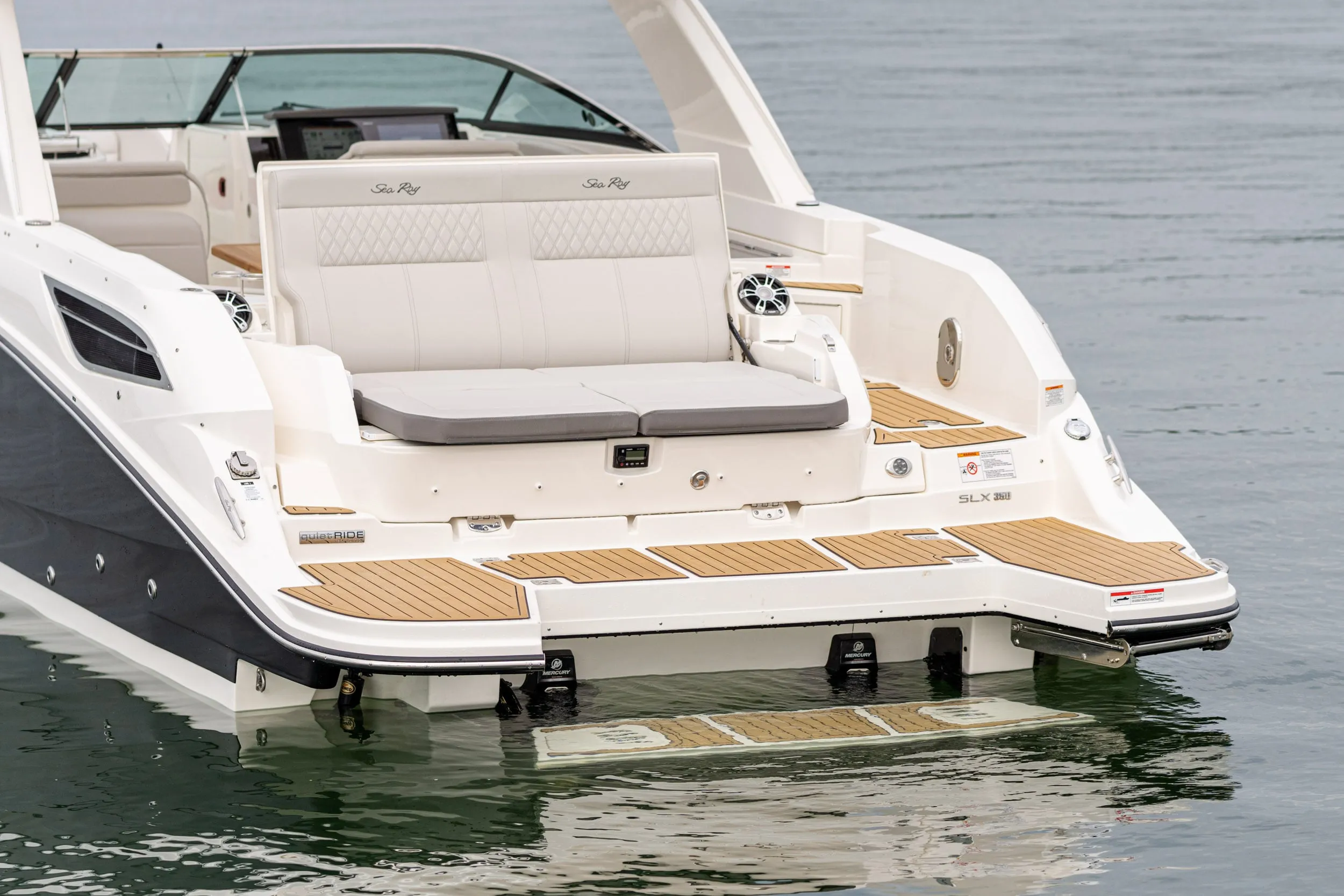 Sea Ray SLX 350 photo 2