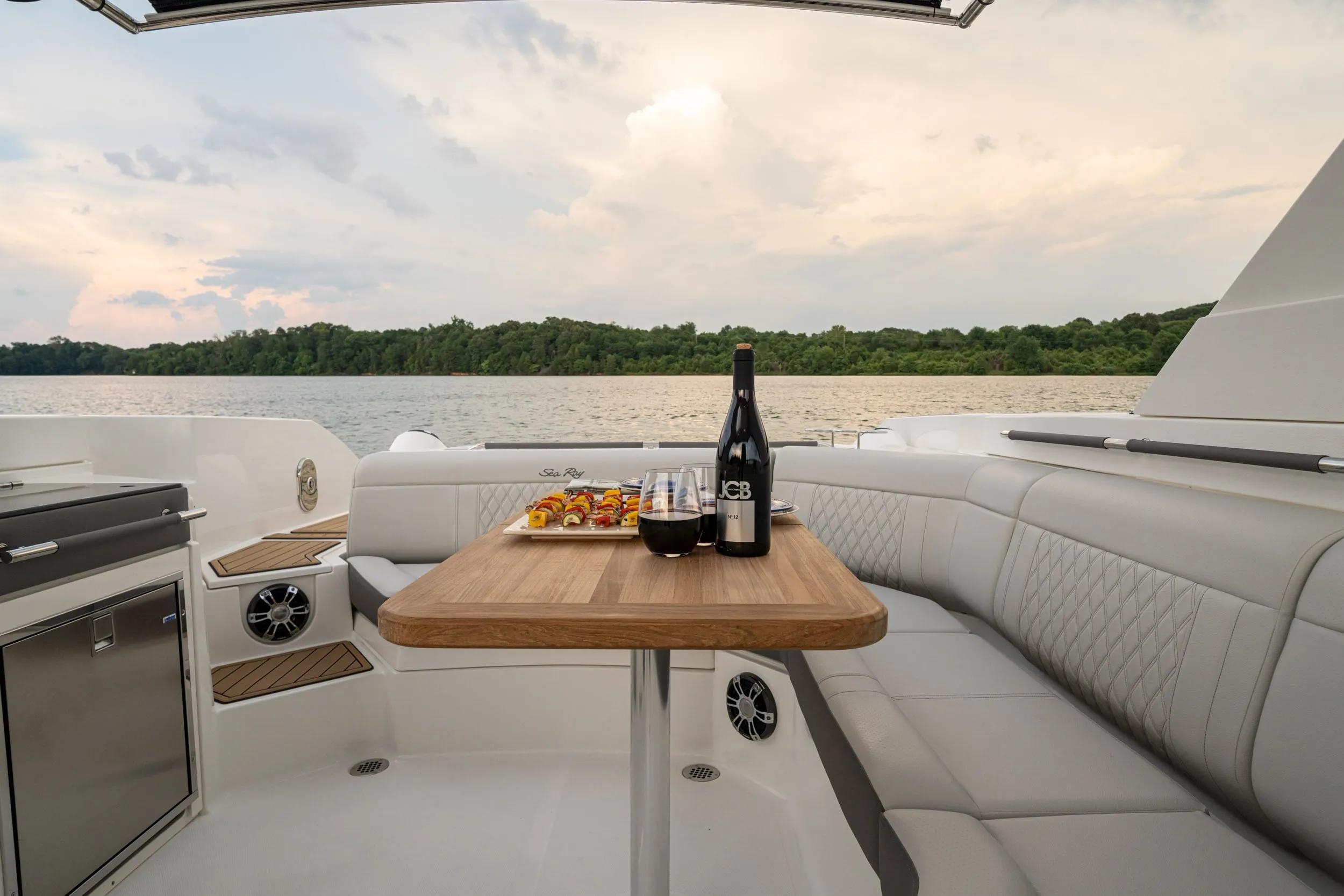 Sea Ray SLX 350 photo 3