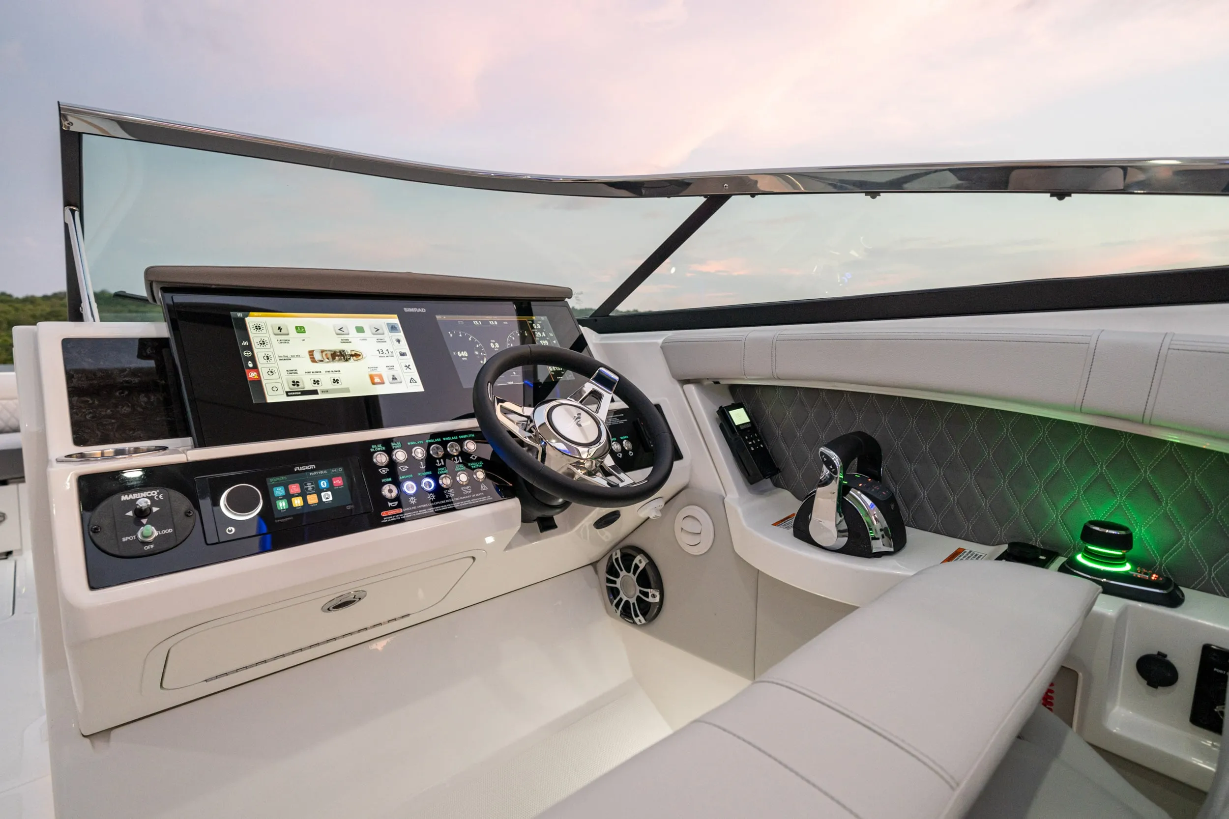Sea Ray SLX 350 photo 4