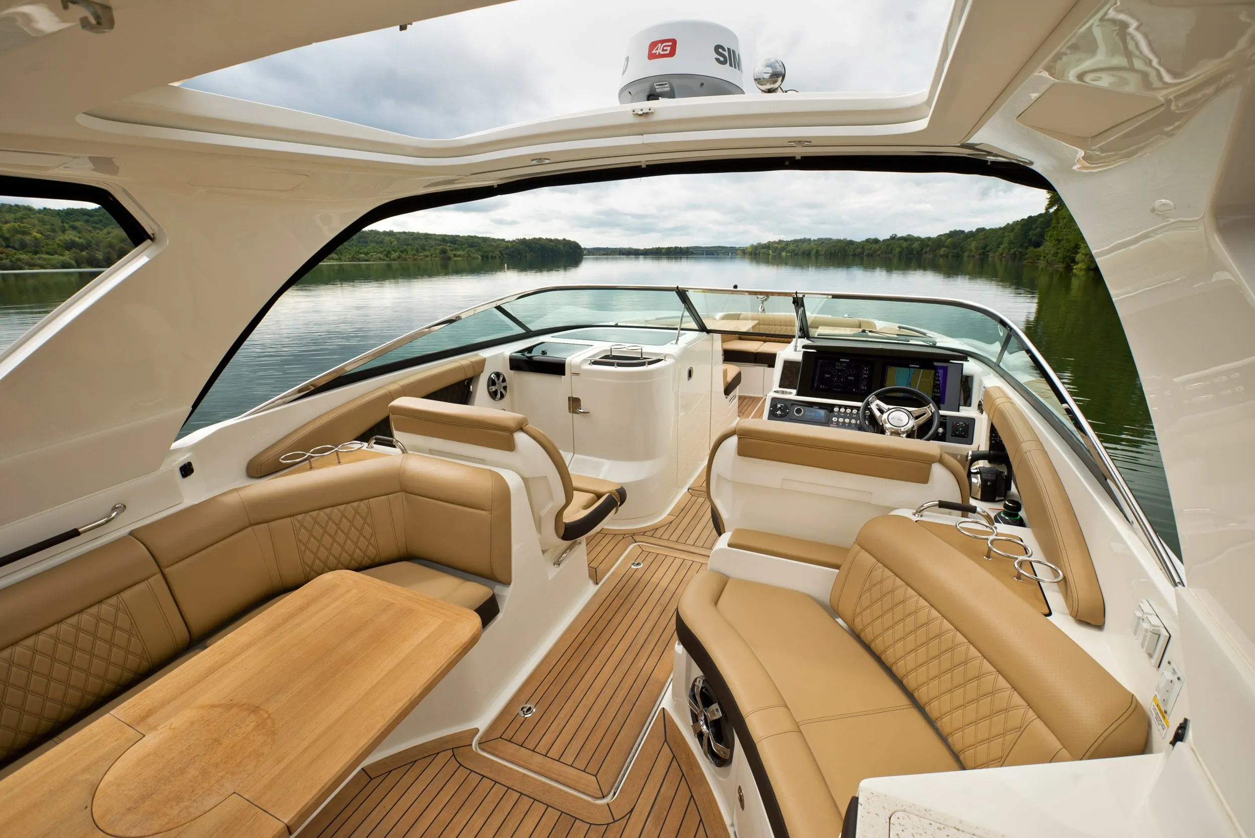 Sea Ray SLX 350 Outboard photo 3