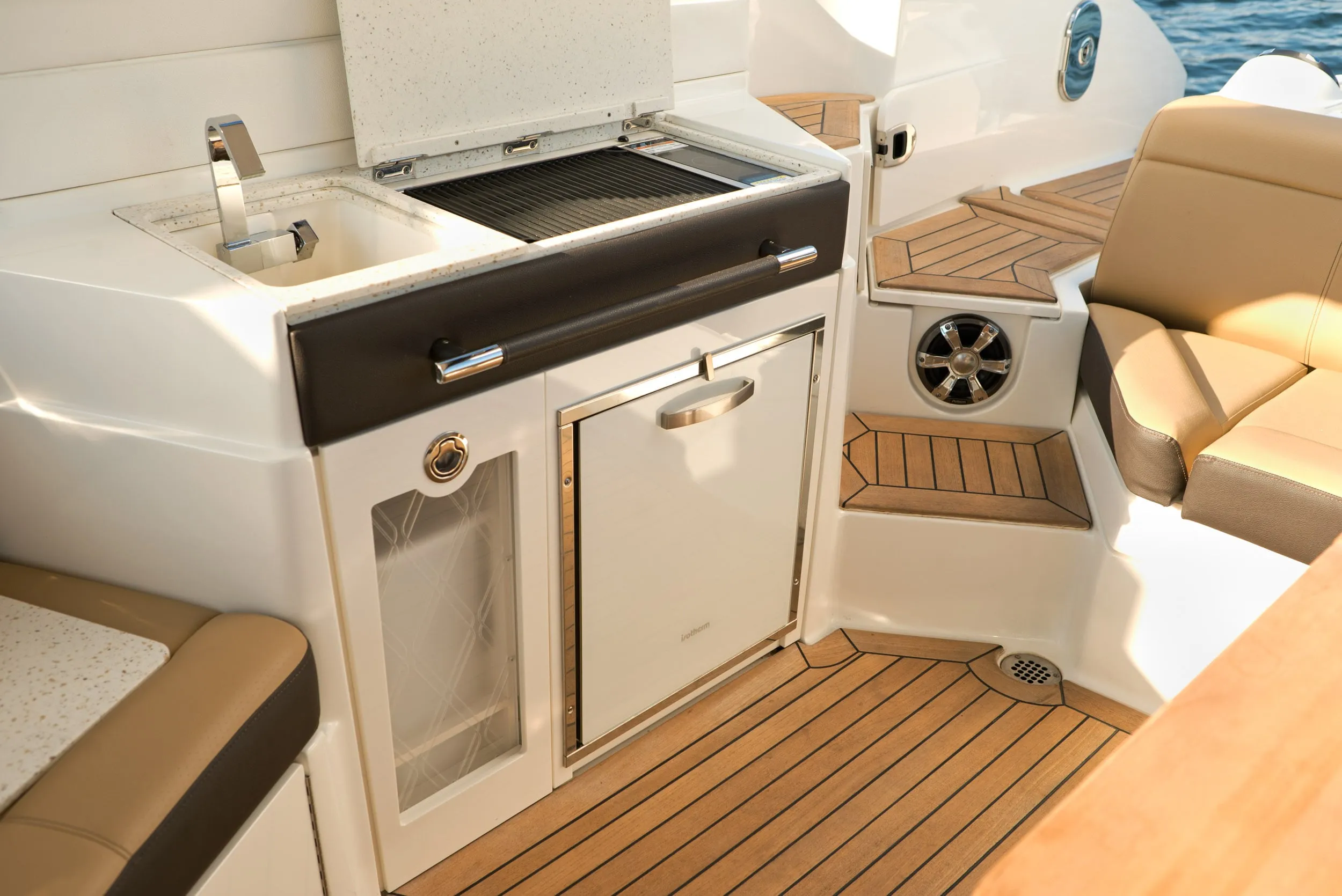 Sea Ray SLX 350 Outboard photo 5