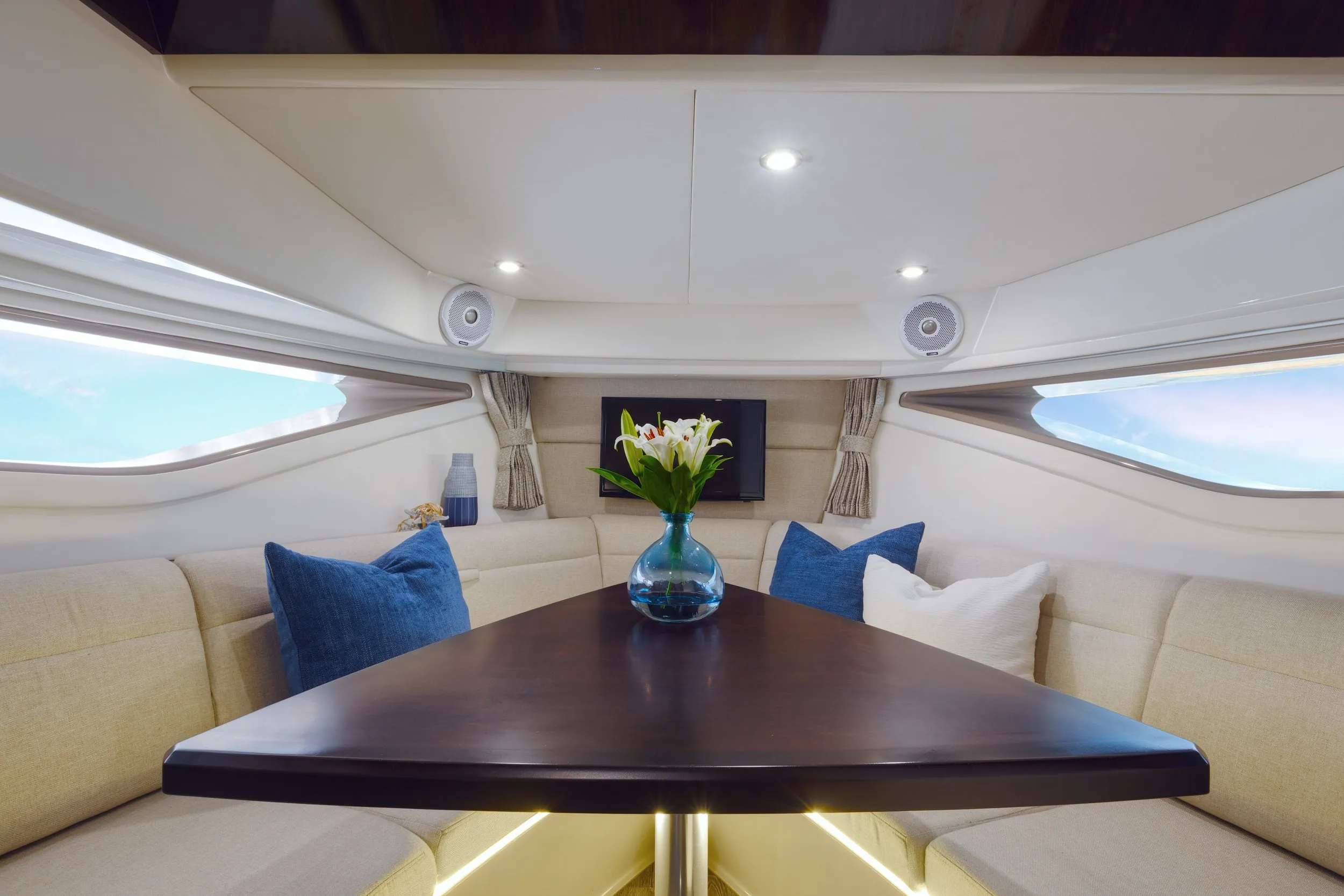 Sea Ray Sundancer 320 Outboard photo 3