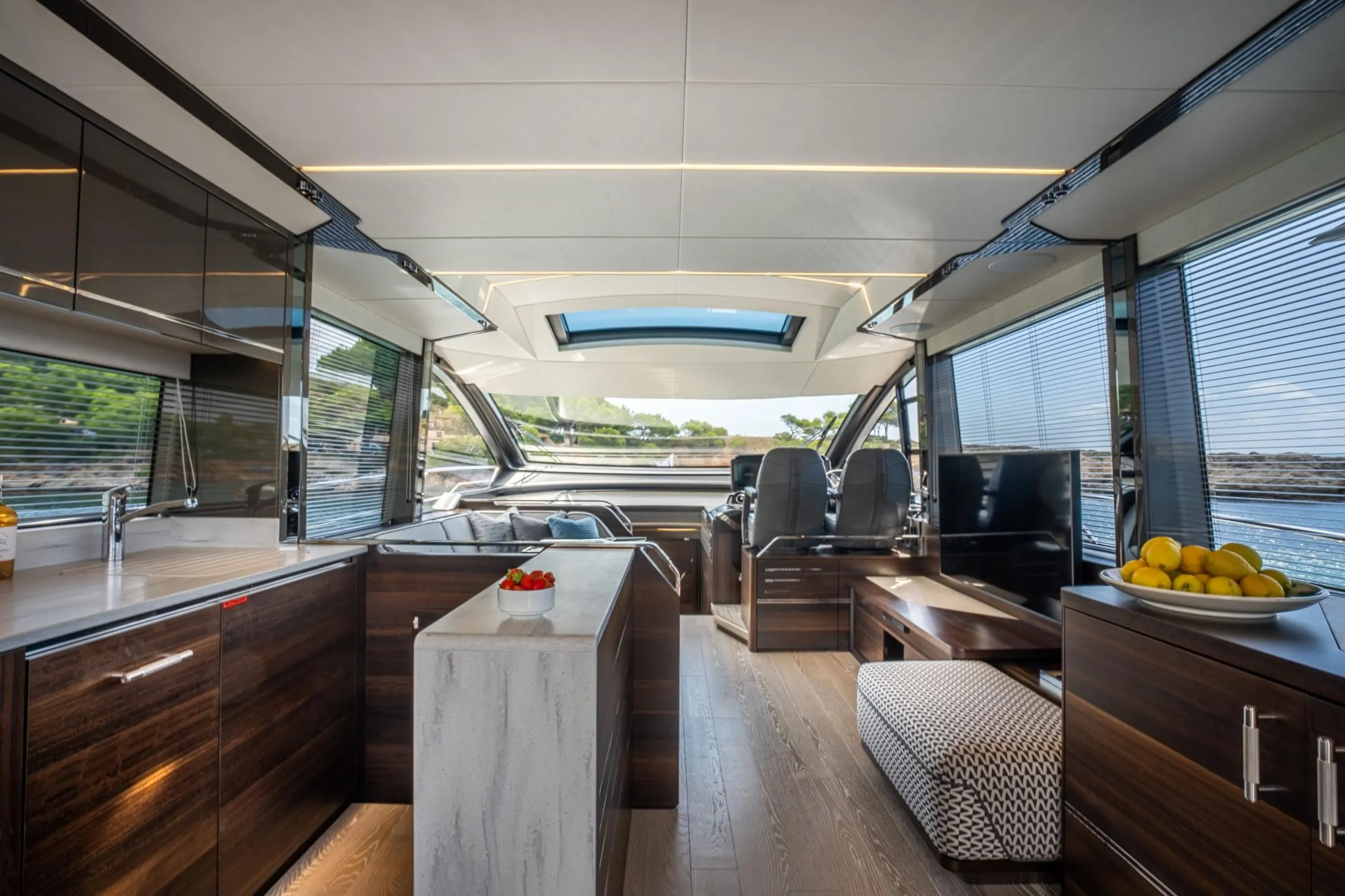 Sunseeker 65 Sport Yacht photo 3