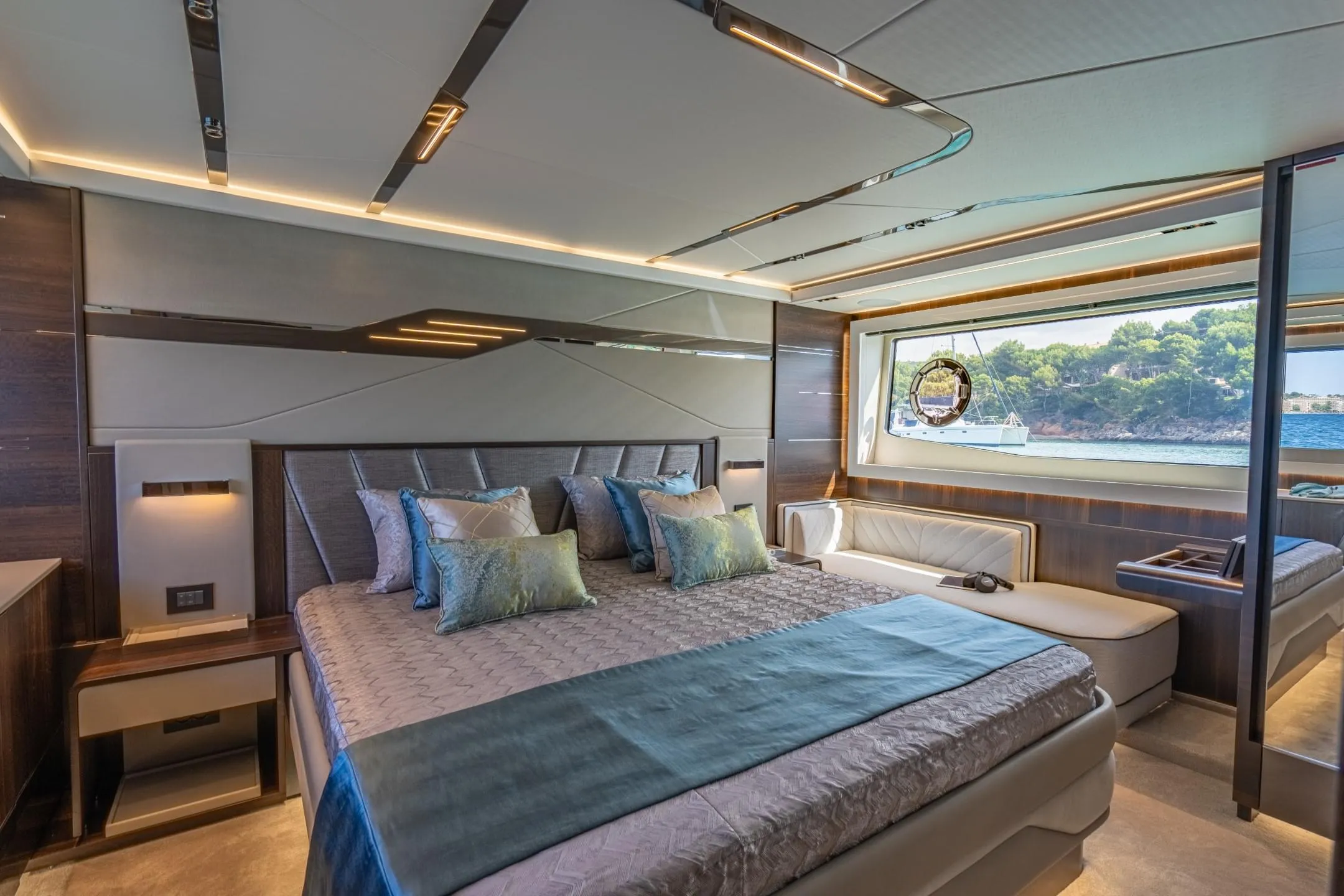 Sunseeker 65 Sport Yacht photo 4