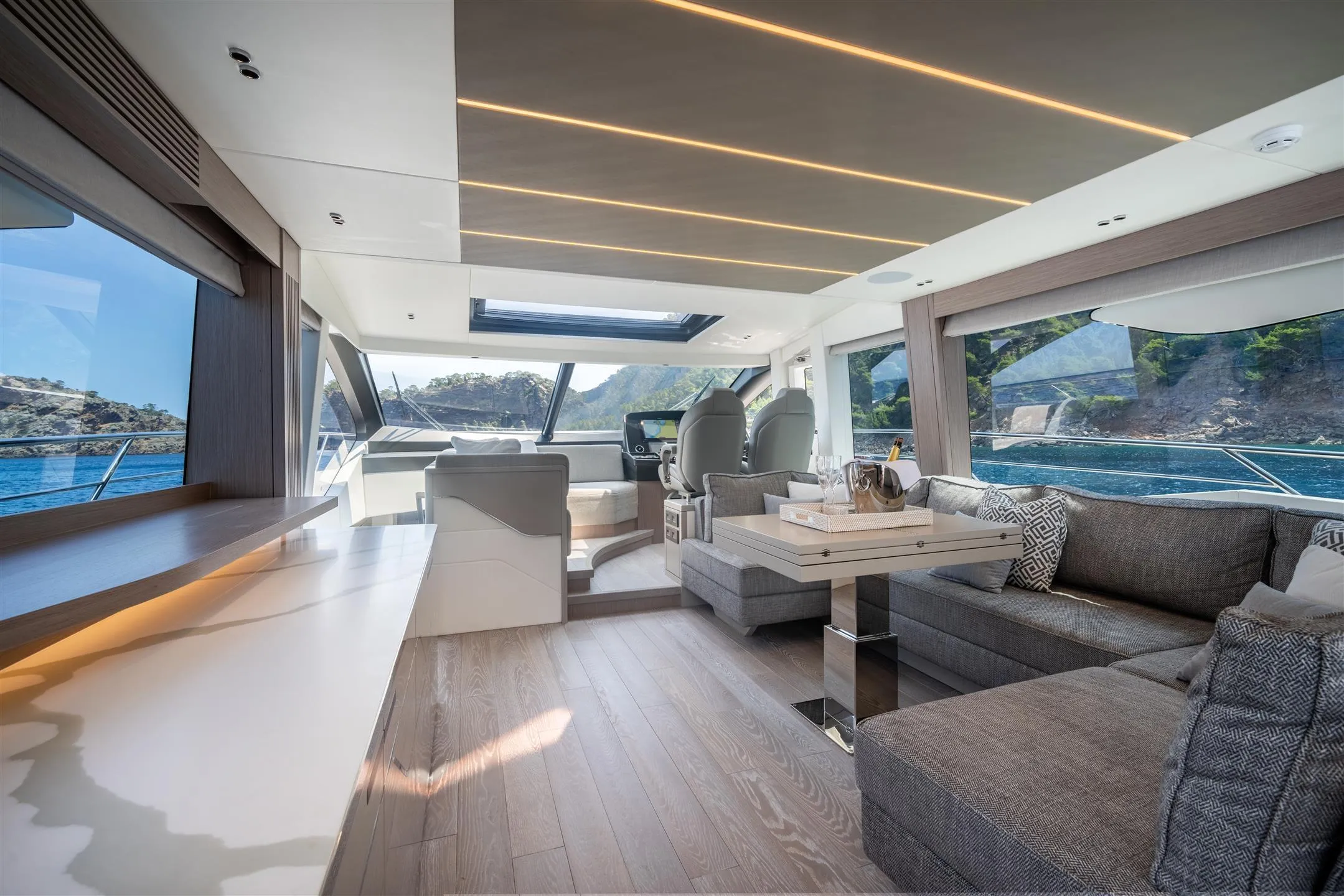 Sunseeker 75 Sport Yacht photo 3