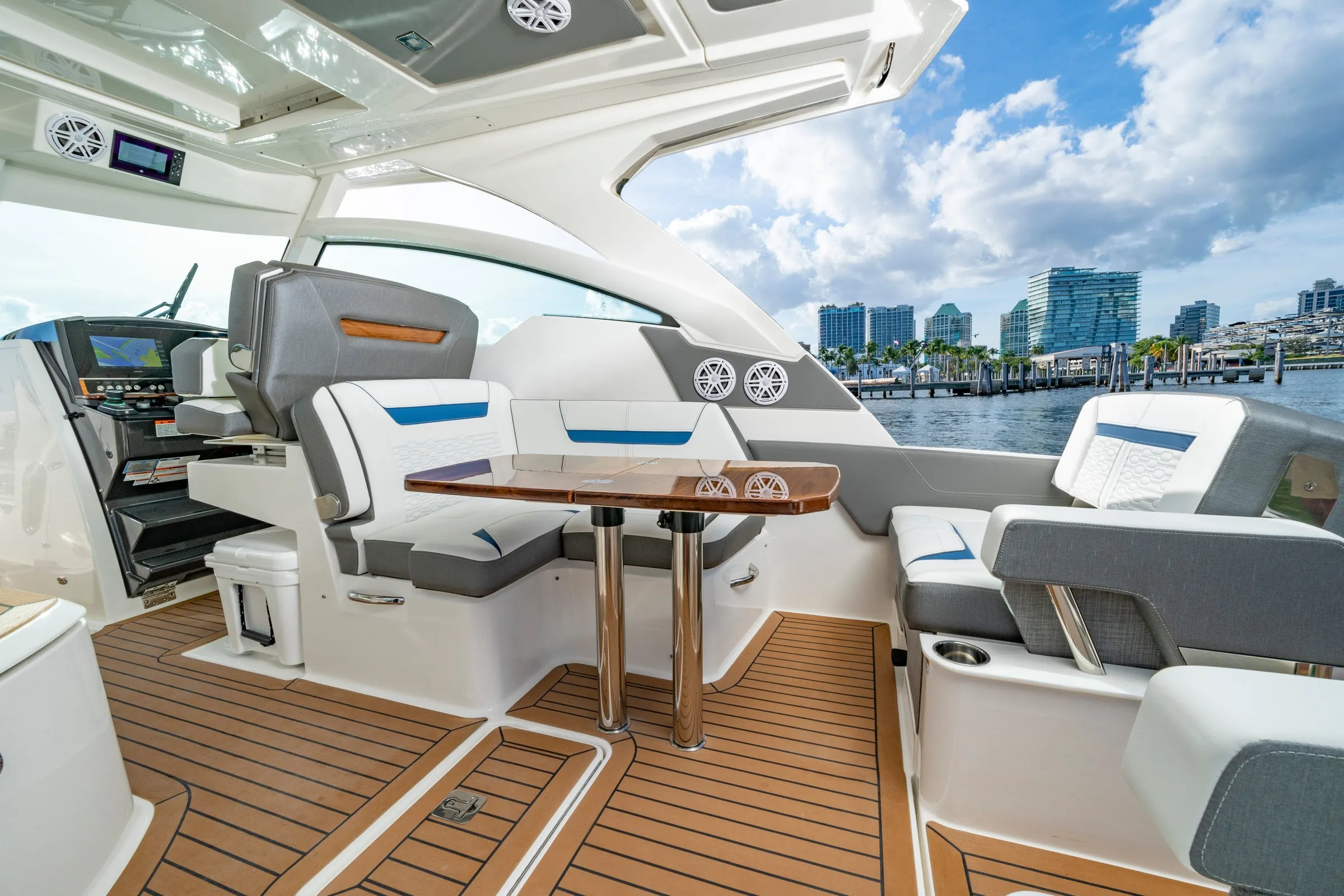 Tiara Yachts 34 LX photo 2
