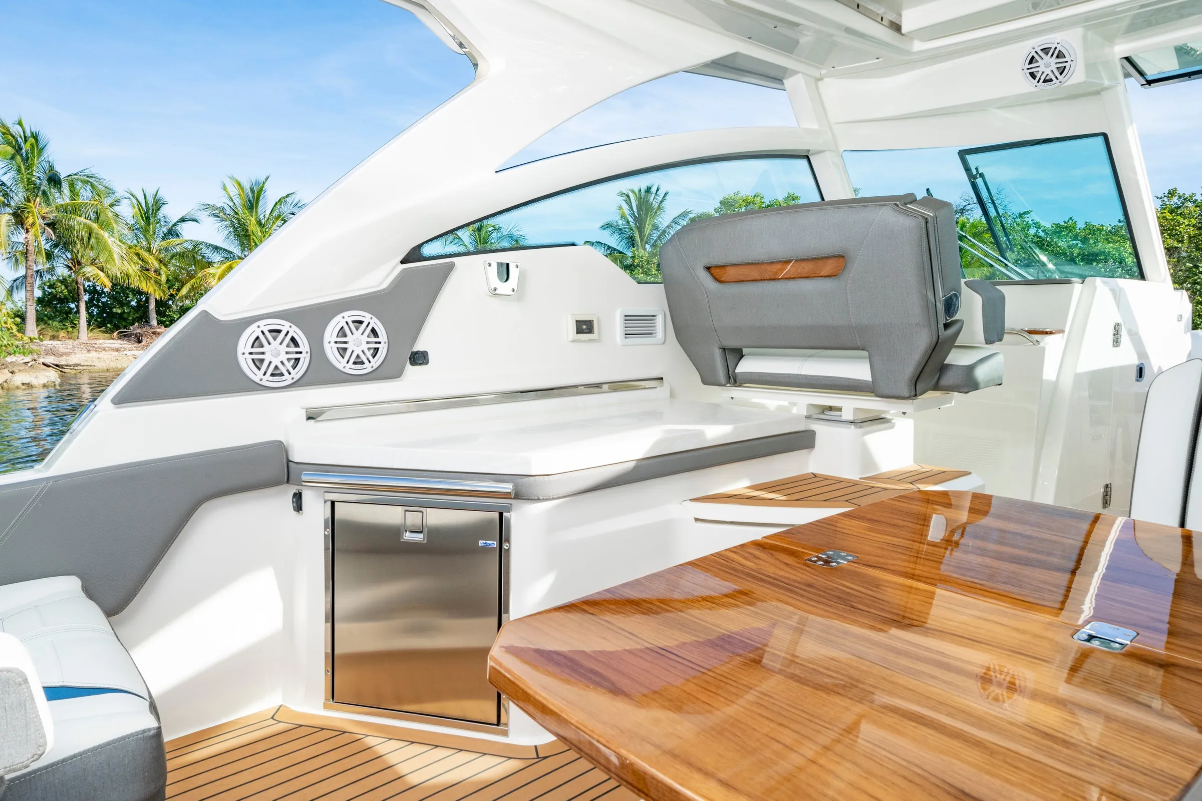 Tiara Yachts 34 LX photo 5