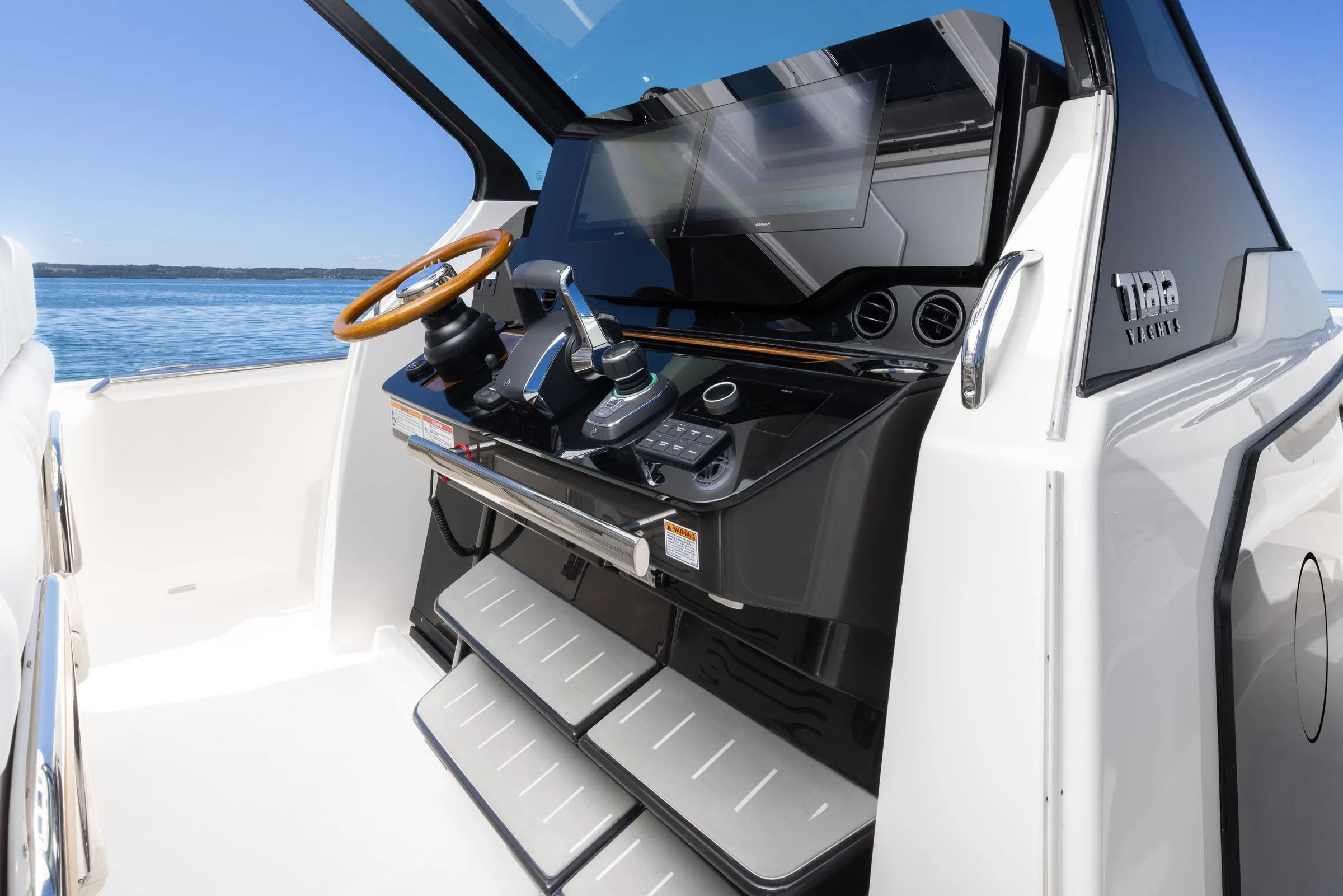 Tiara Yachts 35 LS photo 5