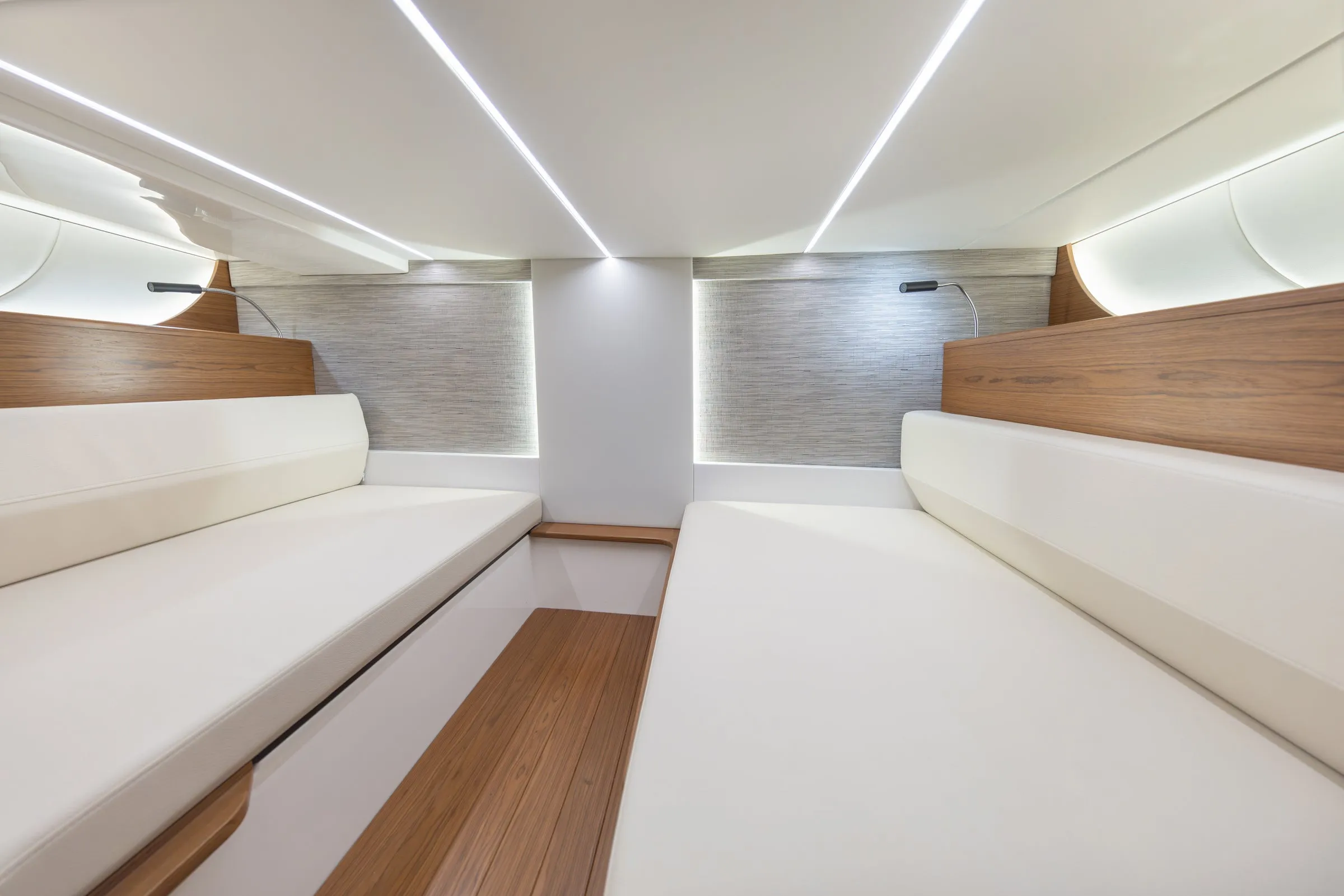 Tiara Yachts 39 LS photo 5