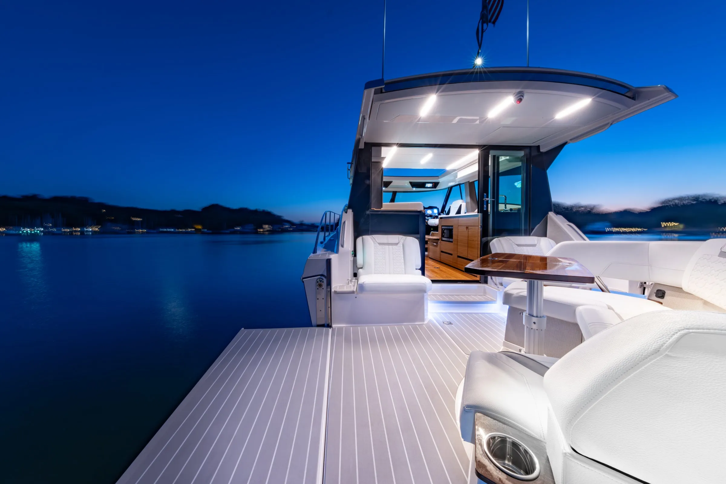 Tiara Yachts 43 LE photo 2