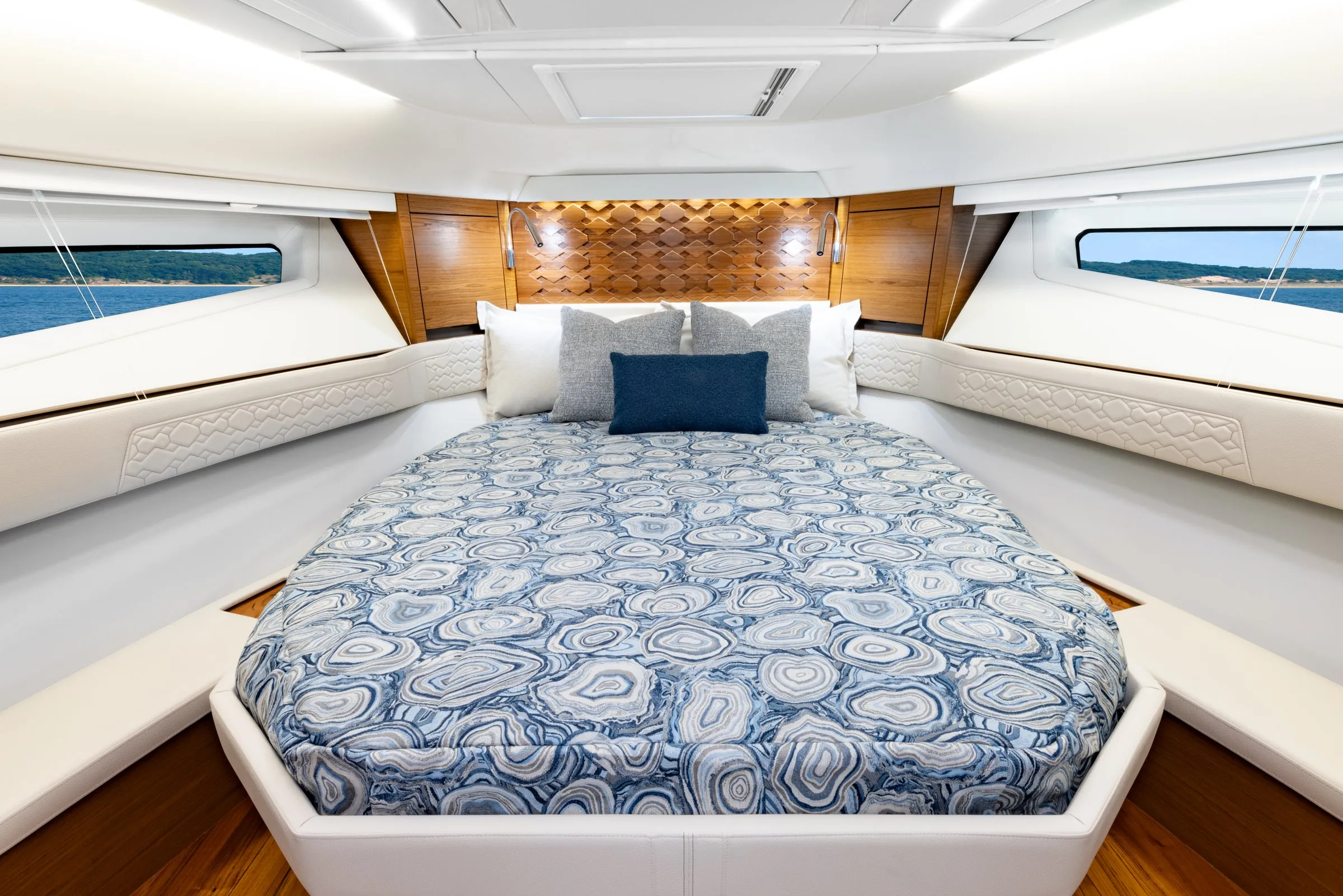 Tiara Yachts 43 LE photo 3