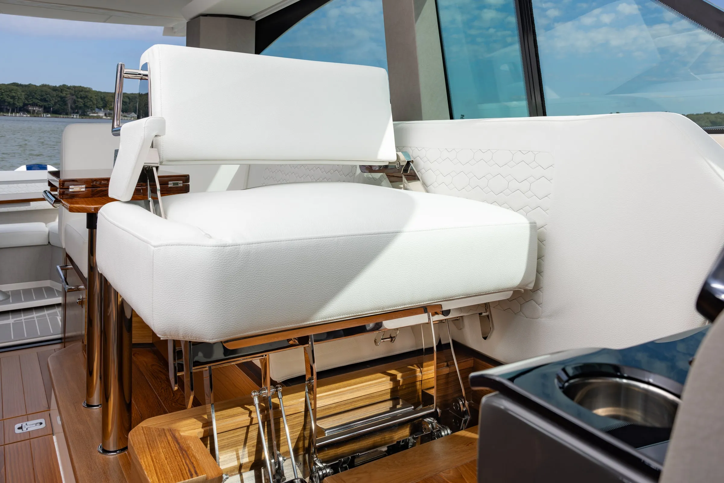 Tiara Yachts 43 LE photo 5