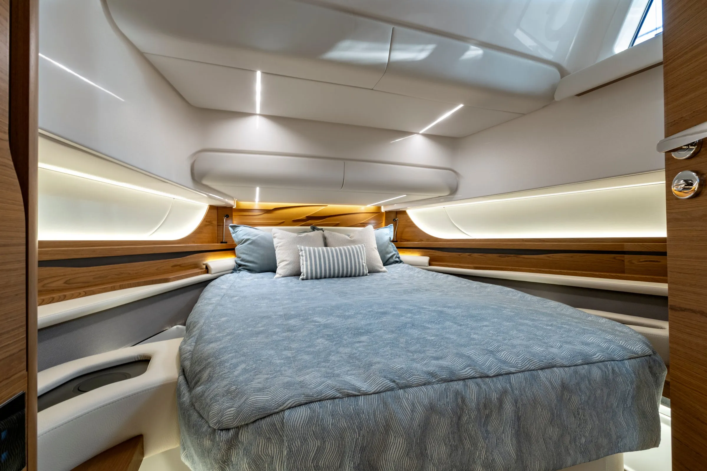 Tiara Yachts 46 LS photo 2