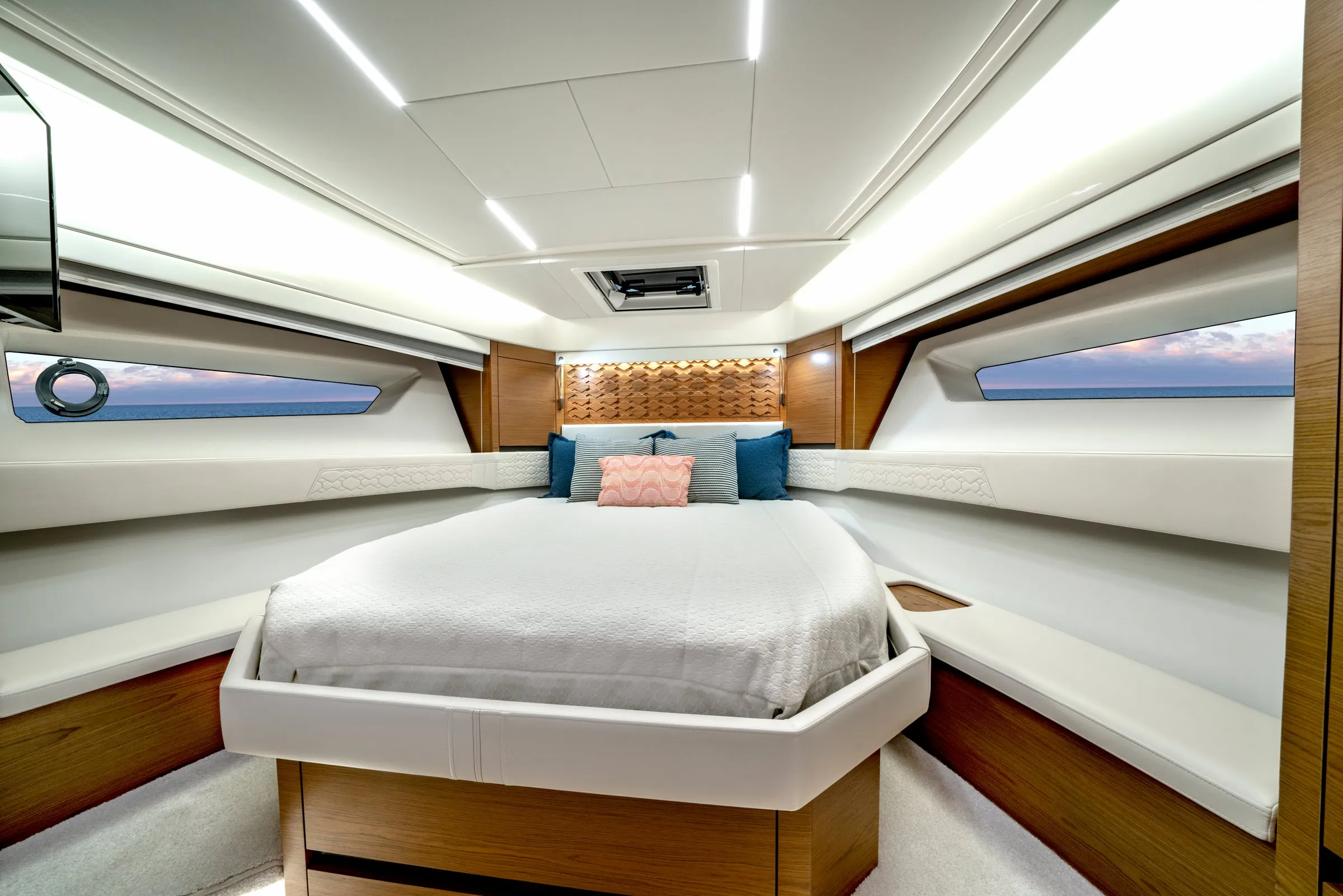 Tiara Yachts 48 LE photo 3