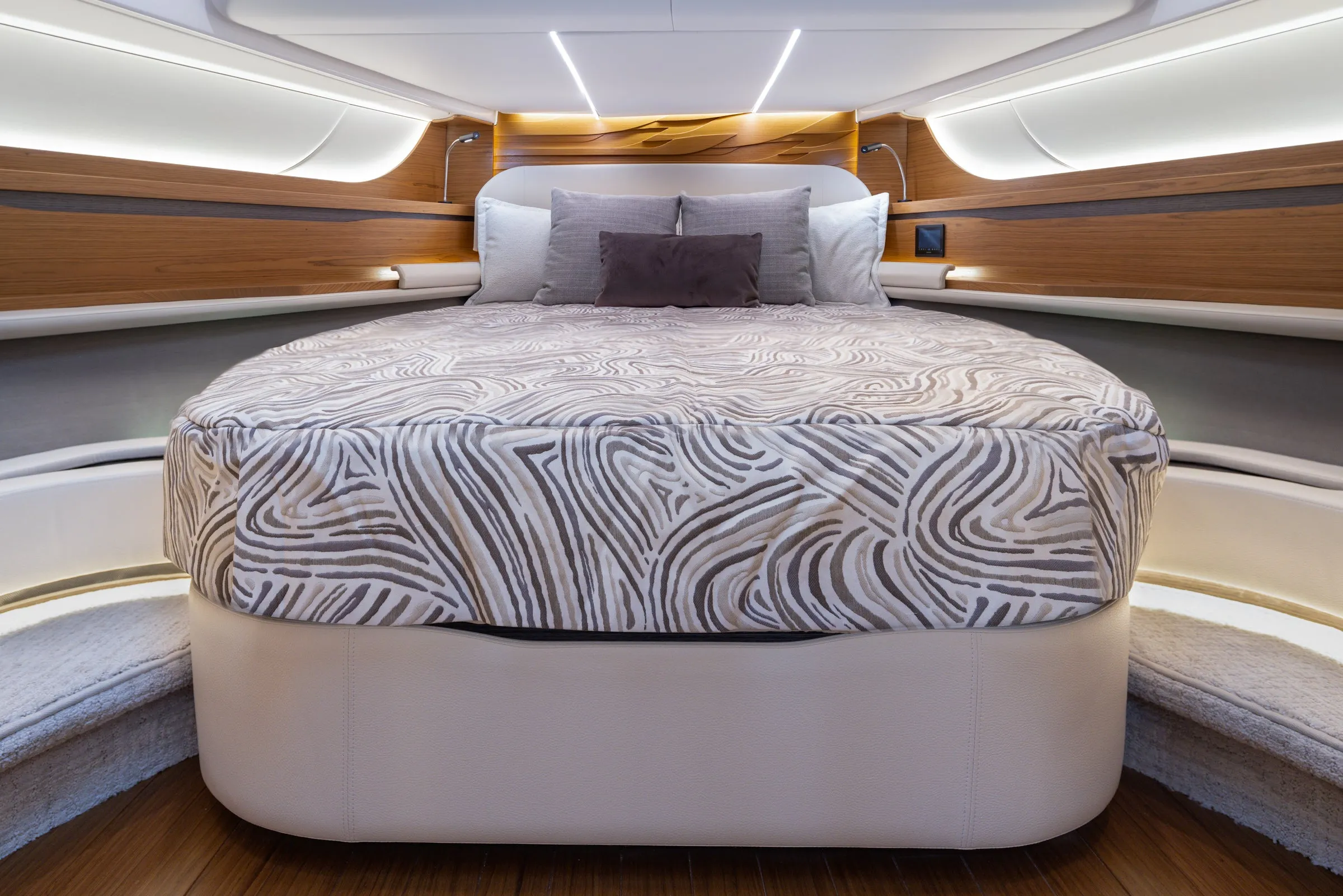 Tiara Yachts 56 LS photo 3